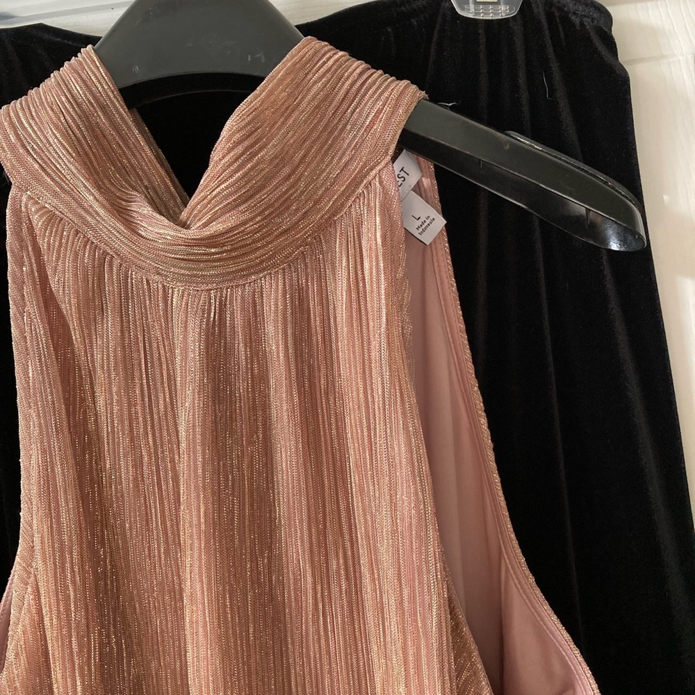 MAKE AN OFFER PL
Lin ed neck tie Metallic top